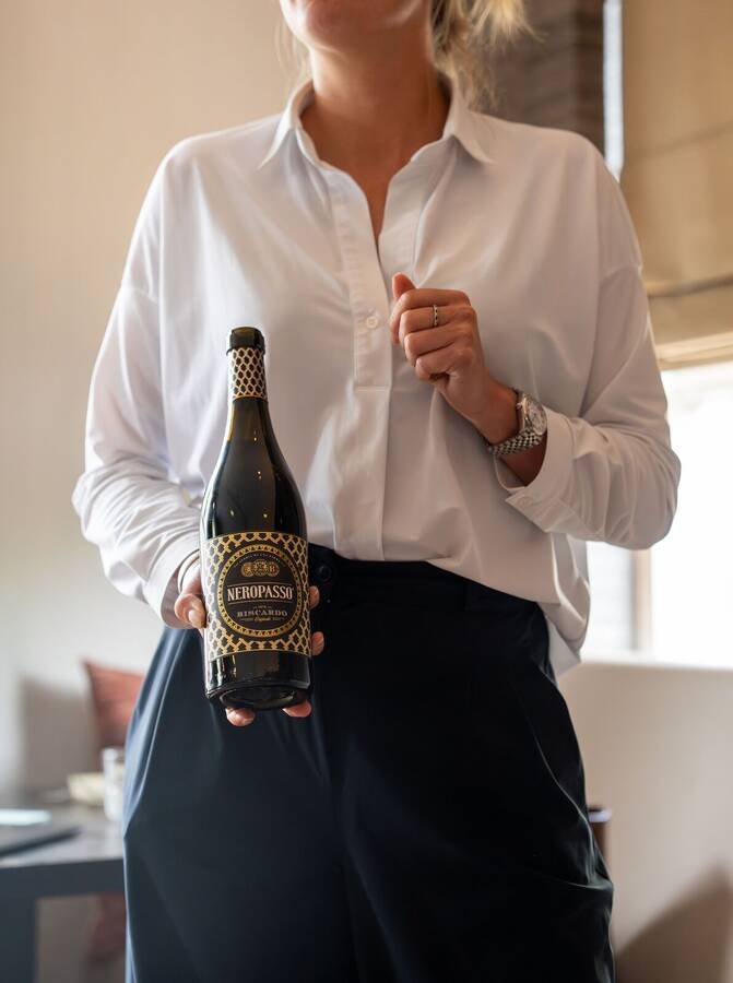 Willemijn presenteert een fles wijn