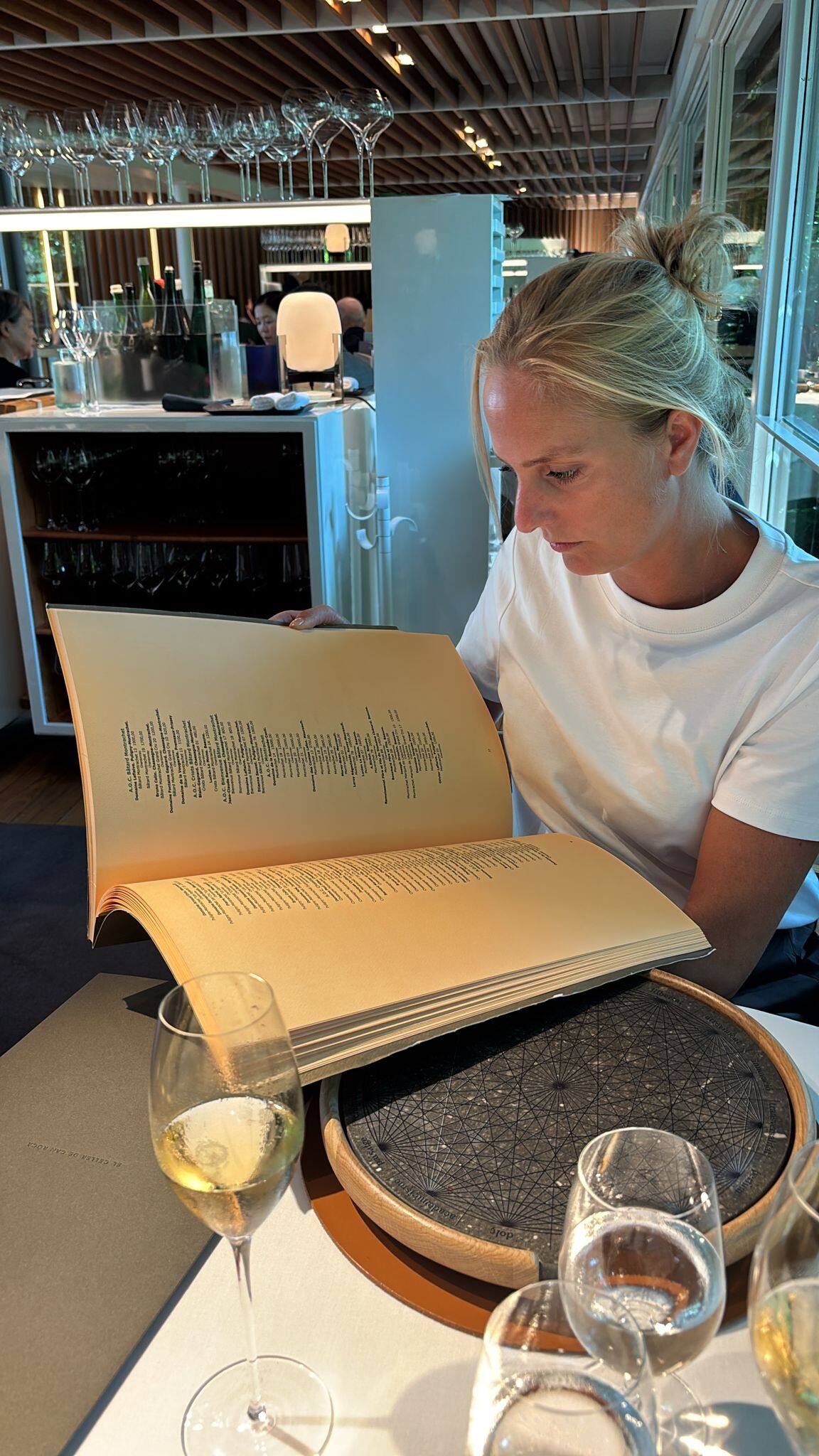 Willemijn leest de wijnkaart bij El Celler de Can Roca